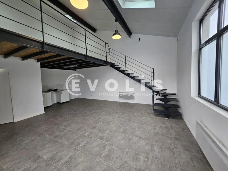 Office in Villejuif for lease - Interior Photo - Image 2 of 8