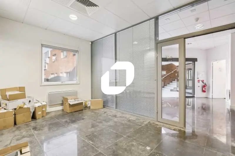 Office in Nanterre for lease - Interior Photo - Image 1 of 10
