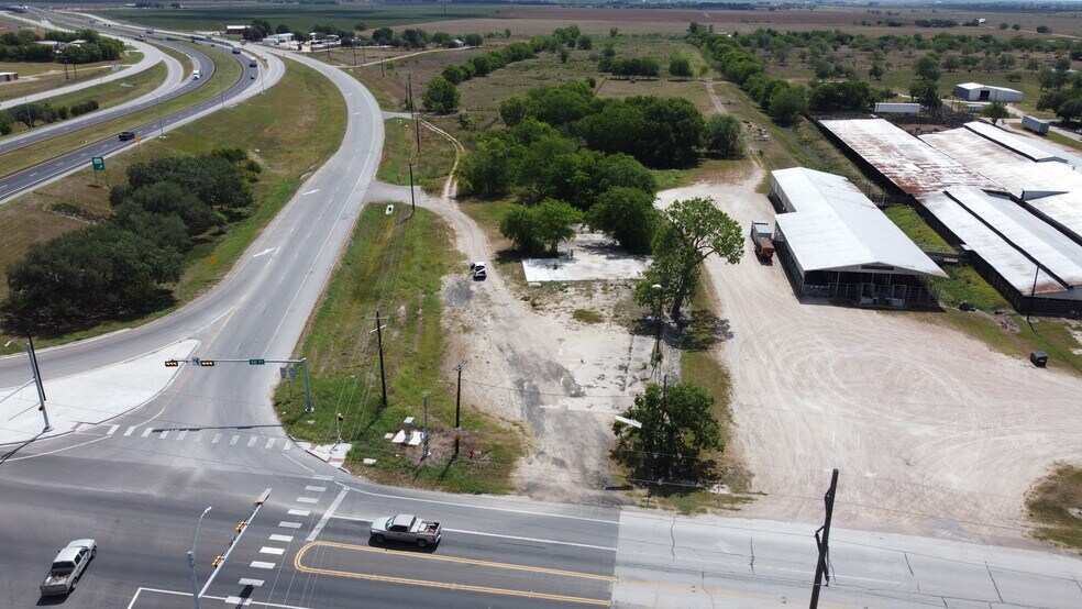 1801 S Mechanic St, El Campo, TX à vendre - Photo du bâtiment - Image 2 de 15