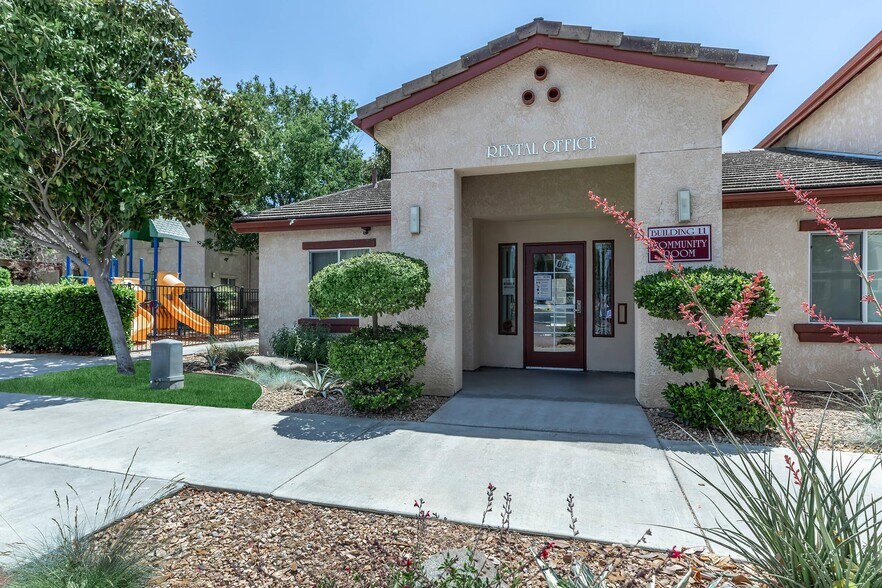 338 Sherwood Way, Madera, CA à vendre - Photo du bâtiment - Image 3 de 13