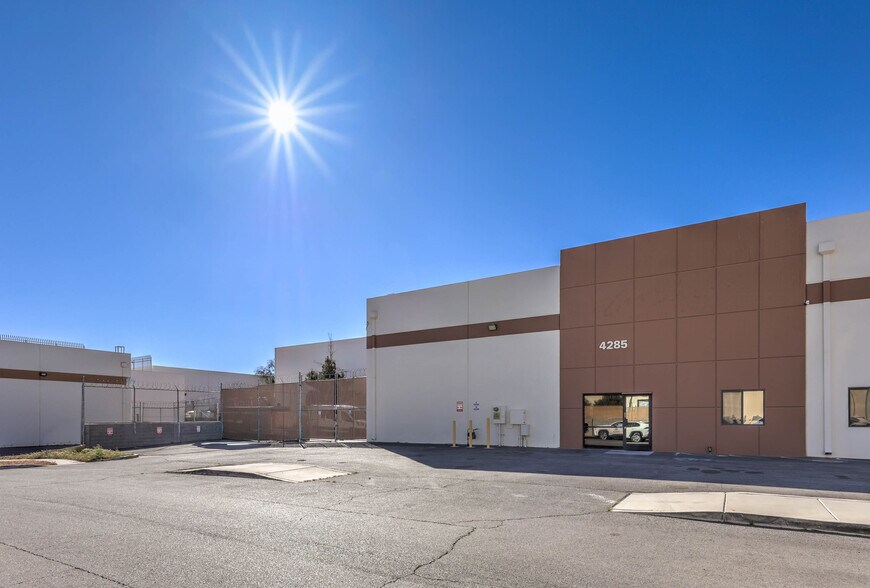 4285 W Post Rd, Las Vegas, NV à vendre - Photo du bâtiment - Image 2 de 11