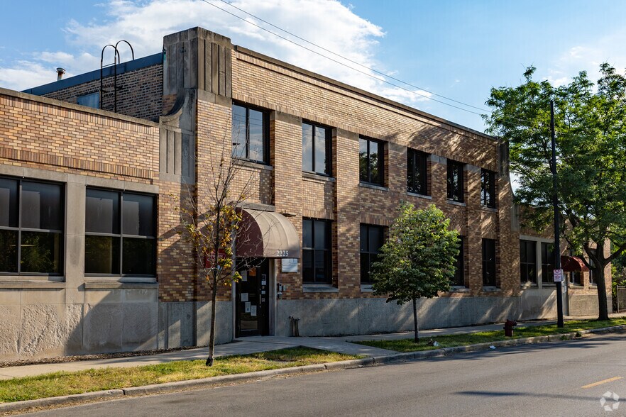 2225 W Harrison St, Chicago, IL à louer - Photo du bâtiment - Image 2 de 2