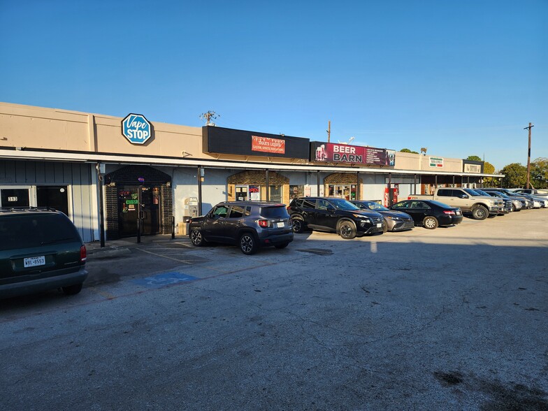 301-311 W Hundley Dr, Lake Dallas, TX for lease - Building Photo - Image 1 of 3