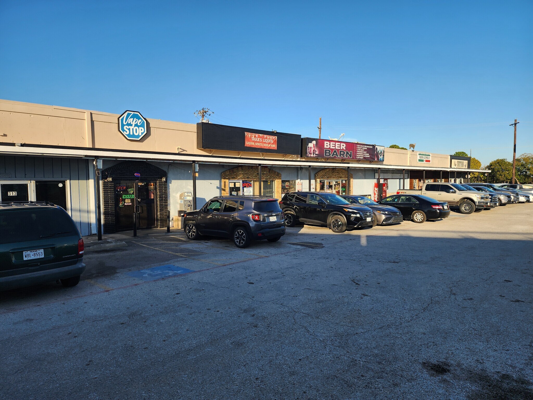 301-311 W Hundley Dr, Lake Dallas, TX for lease Building Photo- Image 1 of 4
