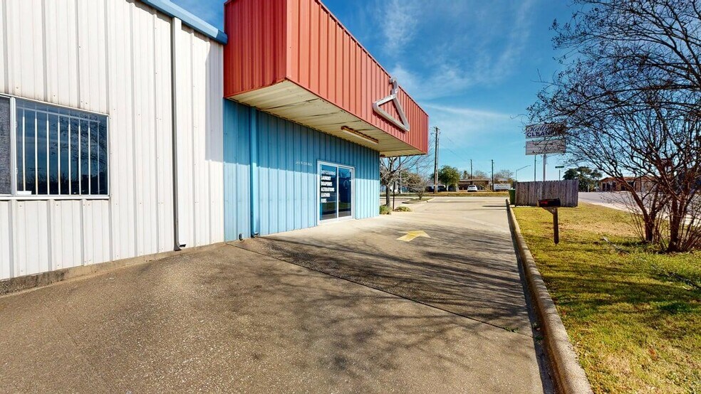 3611 S College Ave, Bryan, TX à vendre - Photo du bâtiment - Image 3 de 13