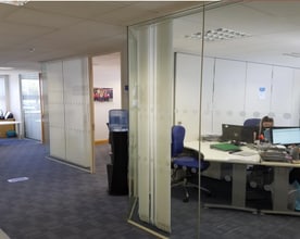 2 De Havilland Dr, Liverpool à louer Photo du bâtiment- Image 2 de 5