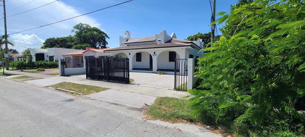 1721 SW 24th Ter, Miami, FL à vendre - Photo du bâtiment - Image 2 de 79