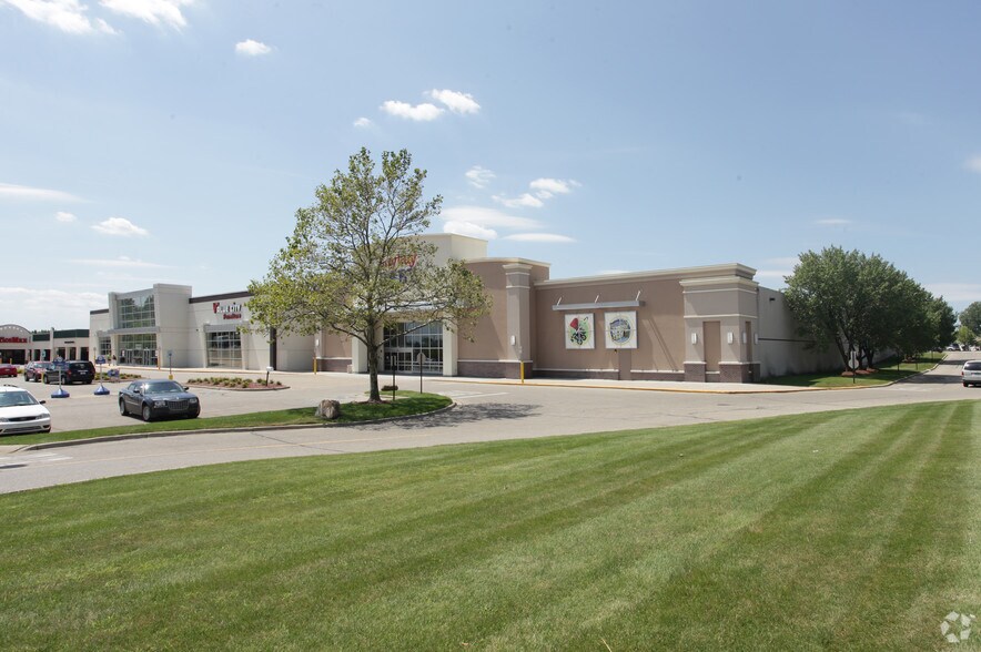 4110-4250 28th St SE, Grand Rapids, MI à louer - Photo du bâtiment - Image 2 de 2