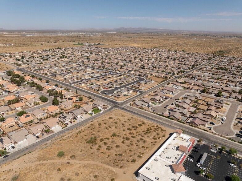 Cactus Rd, Adelanto, CA à louer - Aérien - Image 2 de 5