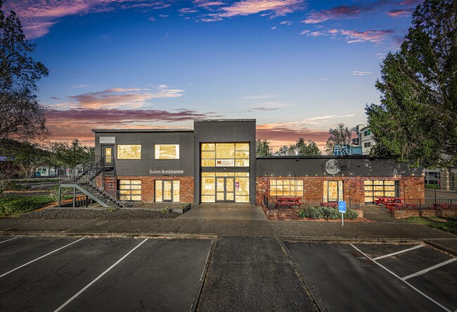 Plus de détails pour 124-138 NE 3rd St, Gresham, OR - Commerce de détail à vendre