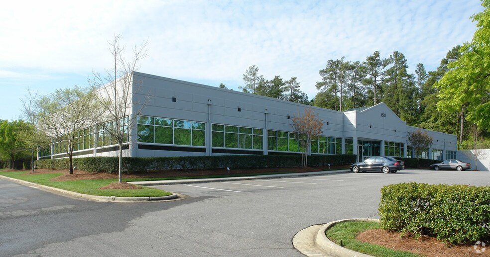 4518 S Miami Blvd, Durham, NC à louer - Photo du bâtiment - Image 2 de 4