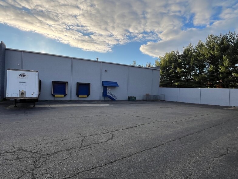 37 Farinella Dr, East Hanover, NJ for sale - Building Photo - Image 2 of 2