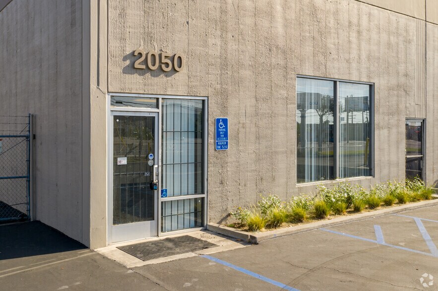 2030-2050 E Orangethorpe Ave, Anaheim, CA à louer - Photo du bâtiment - Image 3 de 5