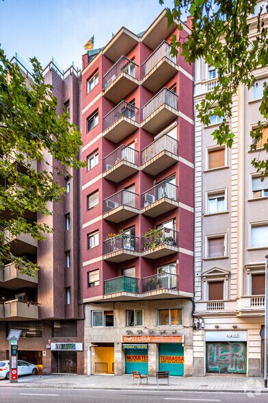 Immeuble residentiel dans Barcelone, Barcelona à vendre - Photo du bâtiment - Image 1 de 1