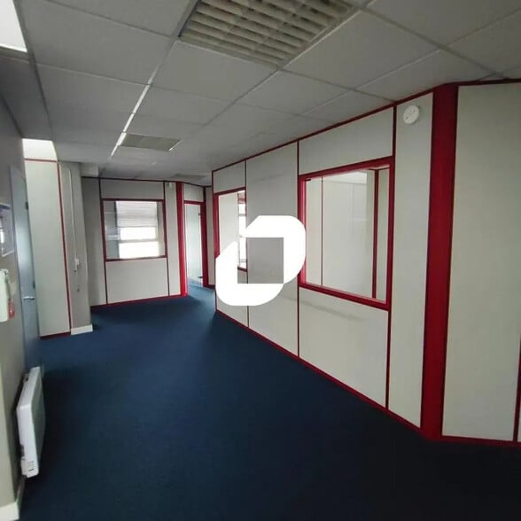 Flex in Sucy-en-Brie for lease - Interior Photo - Image 3 of 9