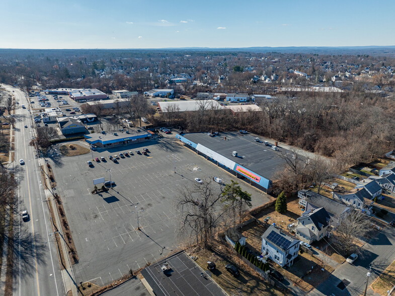 122-128 Island Pond Rd, Springfield, MA for lease - Building Photo - Image 1 of 8