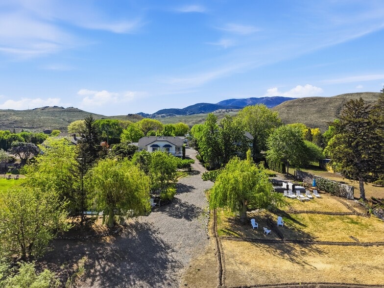 7001 Savona Access Rd, Thompson-Nicola, BC à vendre - Photo du bâtiment - Image 2 de 145