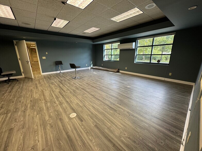 3255 Industry Dr, Charleston, SC for lease - Building Photo - Image 2 of 17