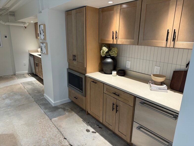 655 Highland Ave NE, Atlanta, GA for lease - Interior Photo - Image 3 of 10