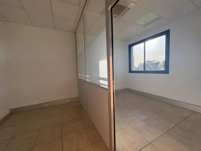 Flex in La Tour-de-Salvagny for lease - Interior Photo - Image 3 of 5