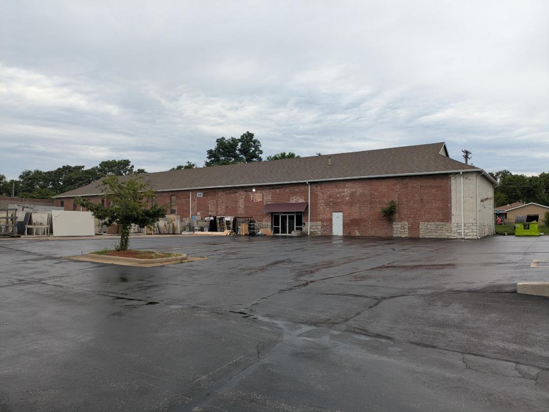 1445 W Chestnut Expy, Springfield, MO for lease Primary Photo- Image 1 of 8