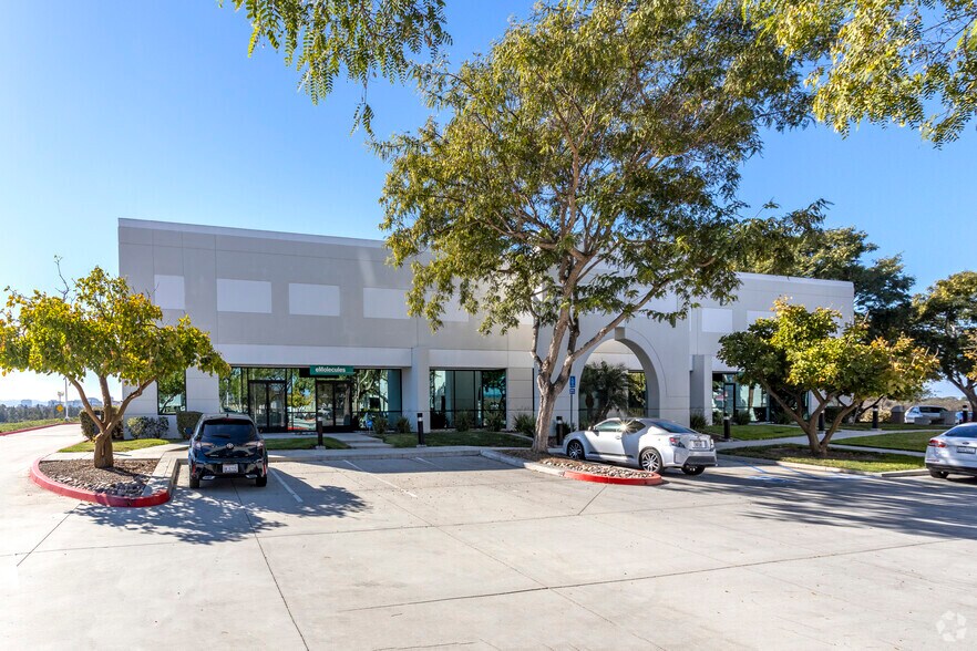 9810 Summers Ridge Rd, San Diego, CA à louer - Photo du bâtiment - Image 1 de 4