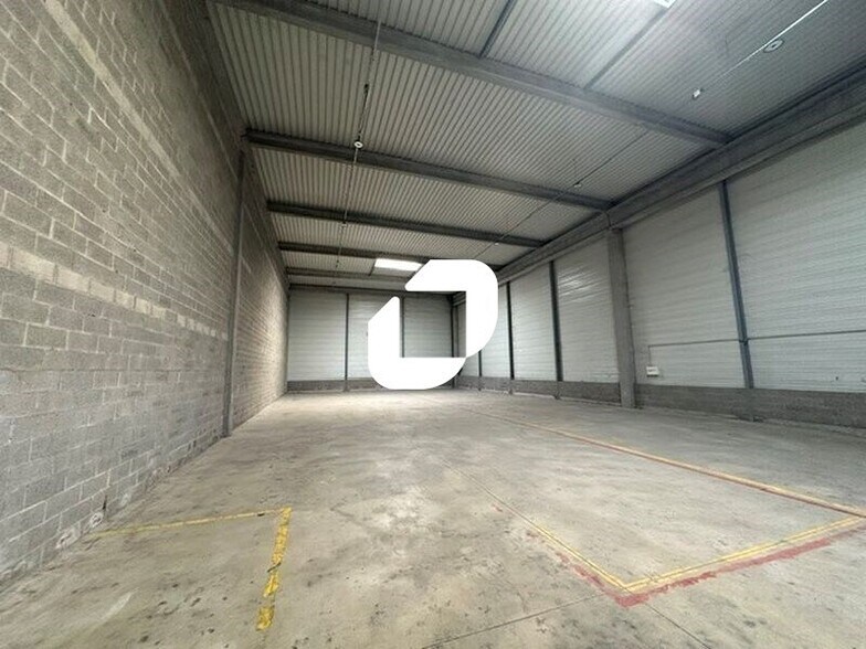 Flex in Mitry-Mory for lease - Interior Photo - Image 2 of 8