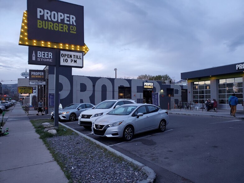 Retail Campus For Sale portefeuille de 2 propriétés à vendre sur LoopNet.ca - Photo du bâtiment - Image 3 de 12