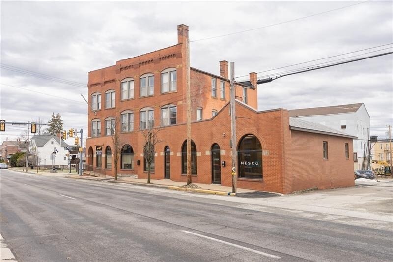 10 S 4th St, Youngwood, PA for lease - Building Photo - Image 2 of 4
