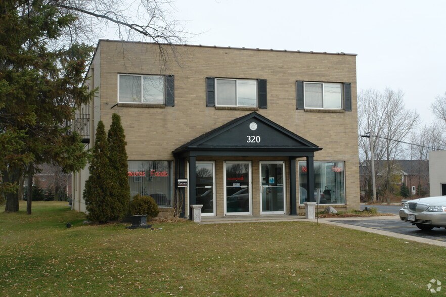 320 W Northland Ave, Appleton, WI à louer - Photo principale - Image 1 de 12