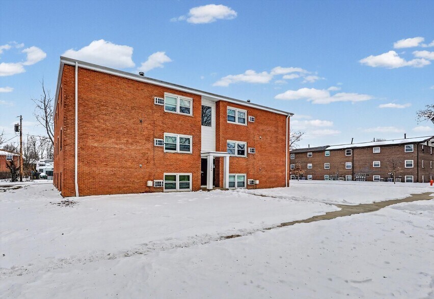 1306 Silver St, Urbana, IL à vendre - Photo du bâtiment - Image 3 de 21