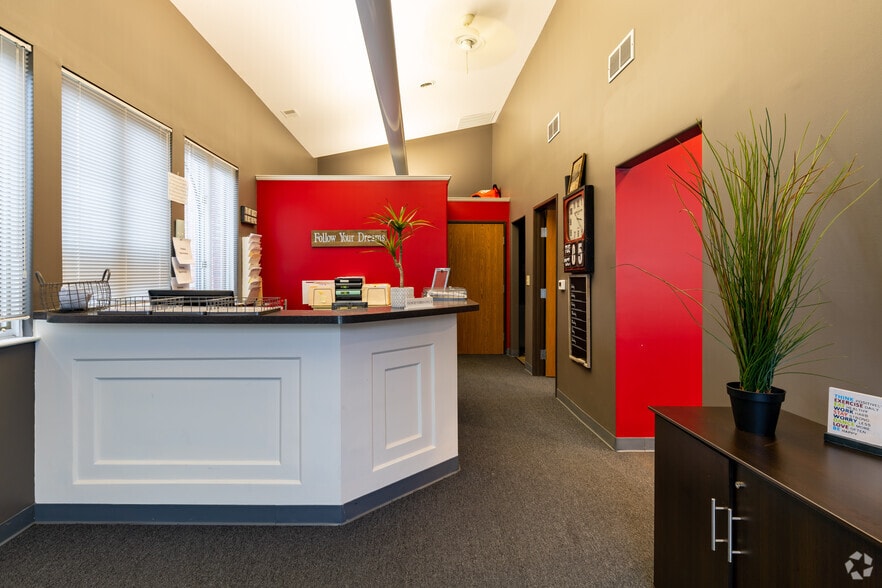 36520 Grand River Ave, Farmington Hills, MI for lease - Interior Photo - Image 3 of 36