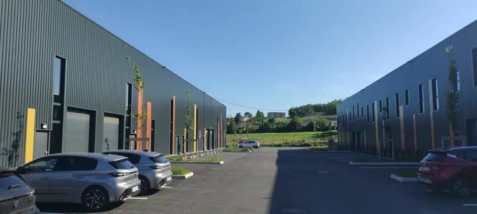 Local d'activités dans Villefontaine à vendre - Photo du bâtiment - Image 2 de 9