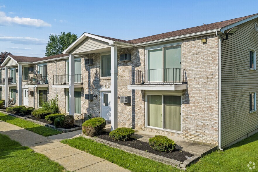 920 E Robinson St, North Tonawanda, NY à vendre - Photo principale - Image 1 de 18