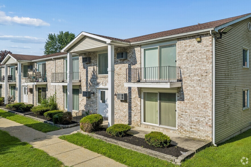 920 E Robinson St, North Tonawanda, NY for sale - Primary Photo - Image 1 of 18
