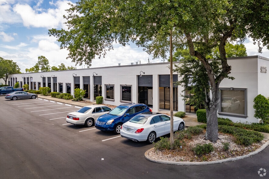 9225 Ulmerton Rd, Largo, FL à louer - Photo du bâtiment - Image 2 de 3