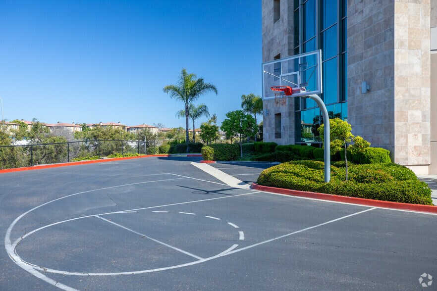 10620 Treena St, San Diego, CA à louer - Photo du bâtiment - Image 2 de 10