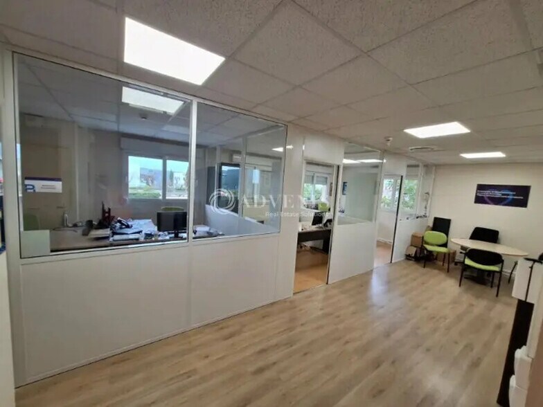 Office in Chassieu for lease - Interior Photo - Image 1 of 5