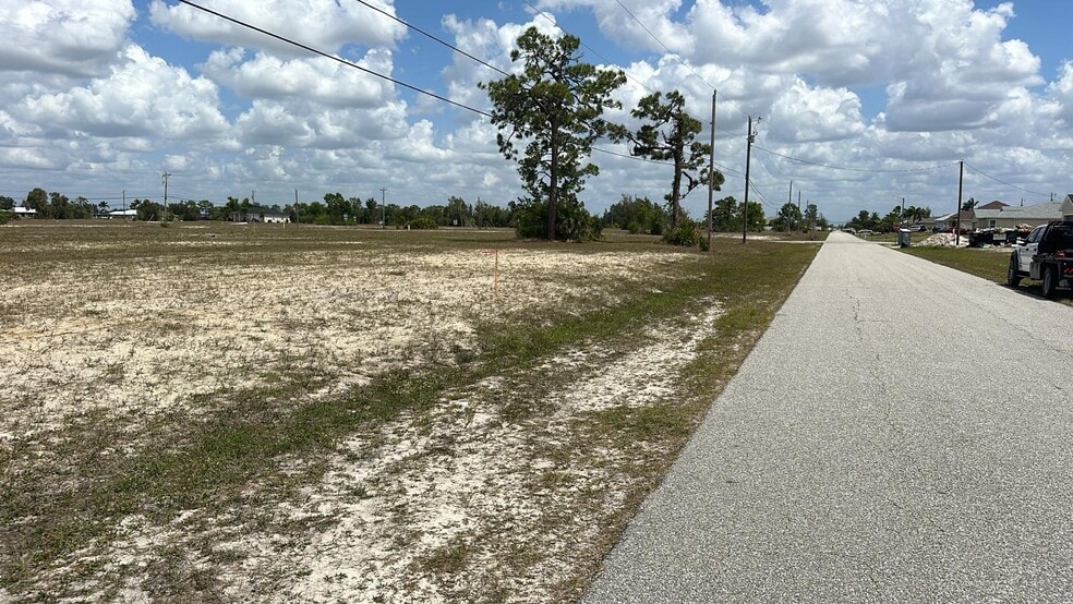 537 NW 15th Terrace Ter, Cape Coral, FL for sale - Building Photo - Image 3 of 6