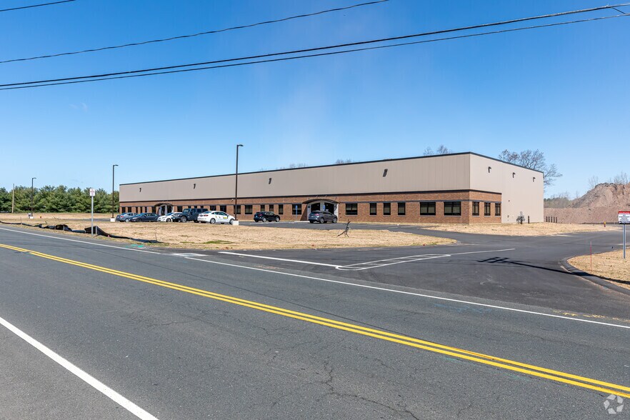 111 Phoenix Crossing, Bloomfield, CT à louer - Photo du bâtiment - Image 3 de 14