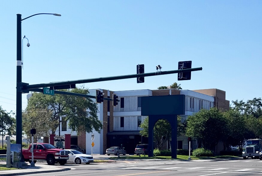 1600 S US Highway 1, Fort Pierce, FL à vendre - Photo du bâtiment - Image 1 de 4