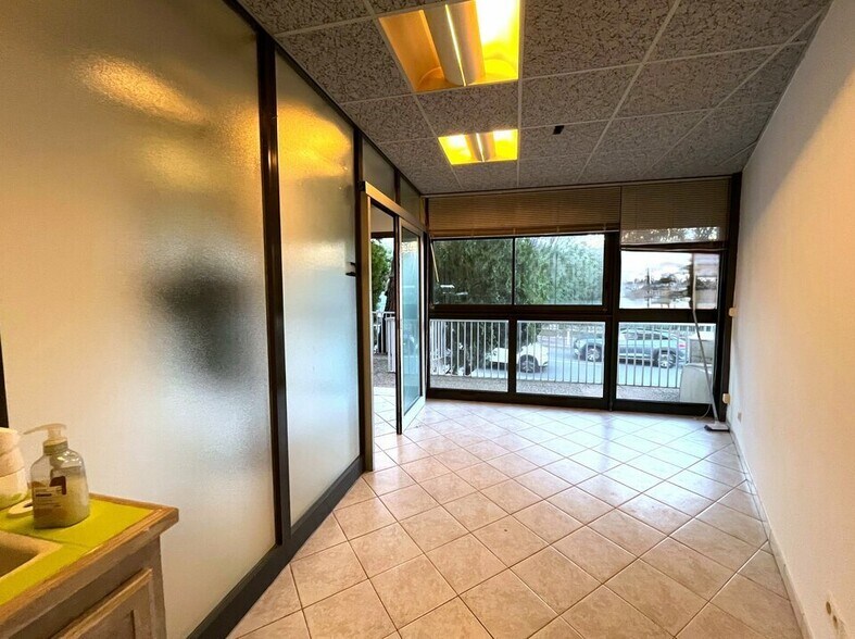 Retail in Antibes for sale - Interior Photo - Image 1 of 6