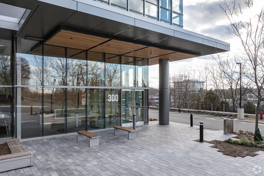 300 Third Ave, Waltham, MA à louer - Photo du bâtiment - Image 3 de 4