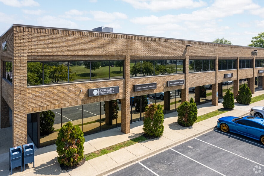 11003 Bluegrass Pky, Louisville, KY for lease - Primary Photo - Image 1 of 9