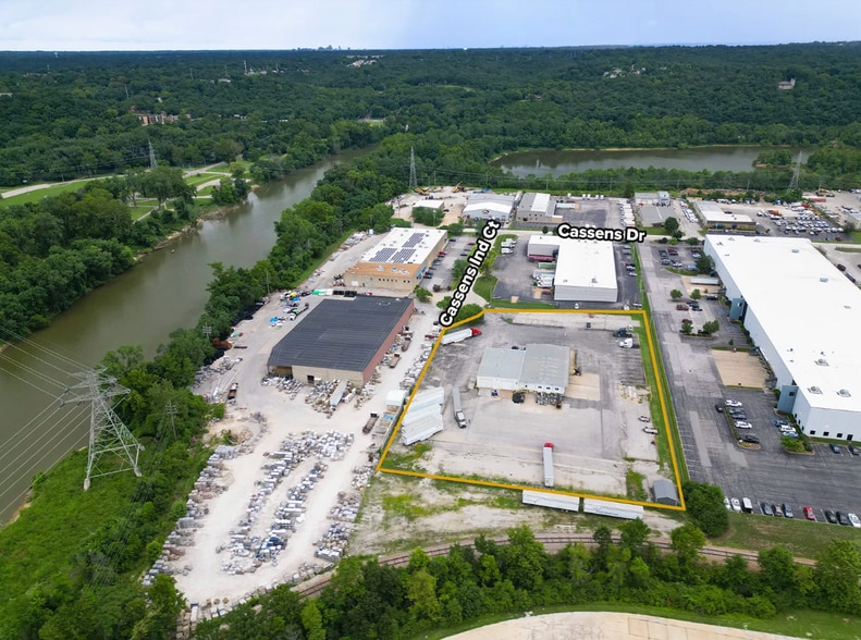 1090 Cassens Industrial Ct, Fenton, MO for sale - Building Photo - Image 2 of 4