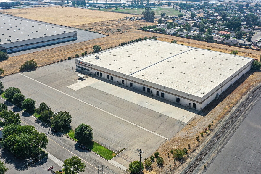 3695 S Willow Ave, Fresno, CA for lease - Building Photo - Image 1 of 2