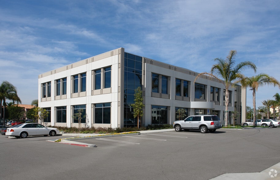 20322 SW Acacia St, Newport Beach, CA à louer - Photo du bâtiment - Image 3 de 3