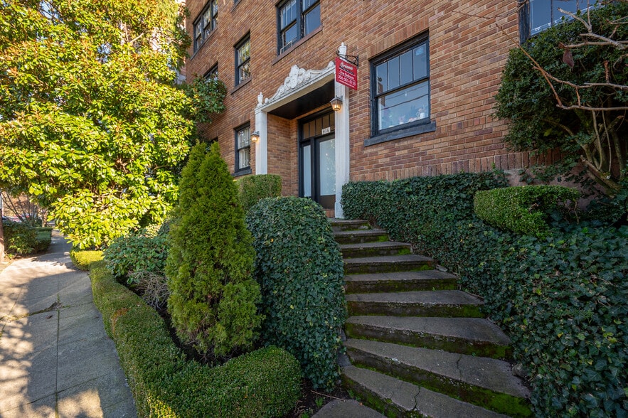416 Summit Ave E, Seattle, WA for sale - Building Photo - Image 2 of 22