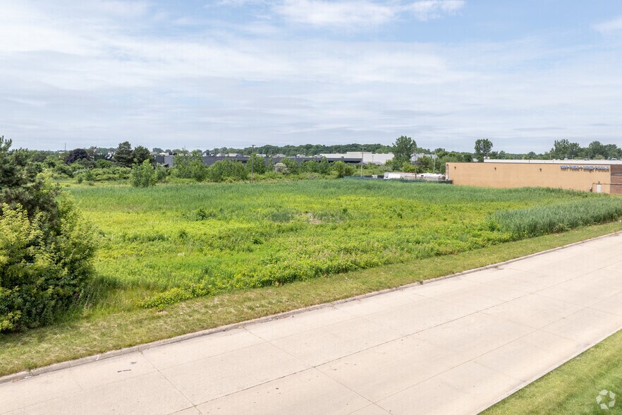 51005-51023 Industrial Drive, Macomb, MI à louer - Photo principale - Image 2 de 5