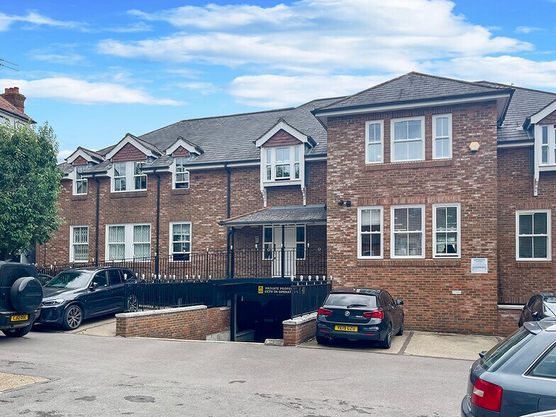 Dogflud Way, Farnham à louer - Photo du bâtiment - Image 2 de 8